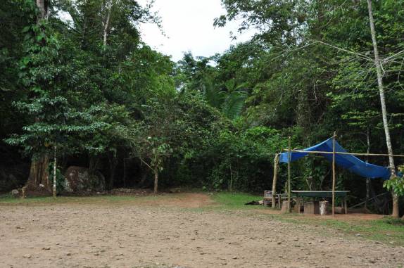 Câmeras fotográficas só seguem até aqui, no início da trilha para a ATM Cave, região de San Ignacio, em Belize